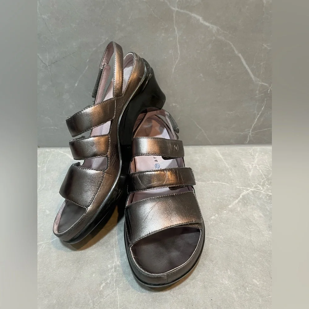 Aravon Women’s Metallic Avant Garde Triple-Strap Comfy Casual Sandals Size 7